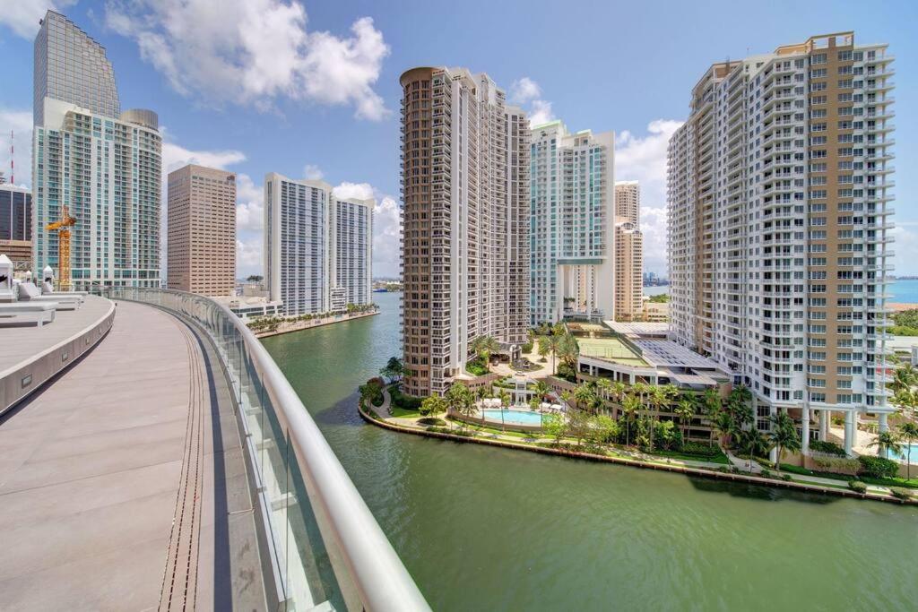 41st Floor Icon Brickell Corner 2 bed/2bath with Bay and CityView • 5 star SPA