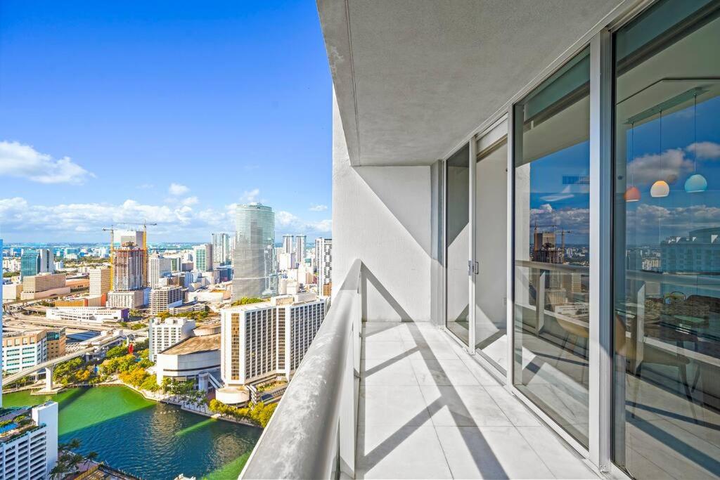 41st Floor Icon Brickell Corner 2 bed/2bath with Bay and CityView • 5 star SPA