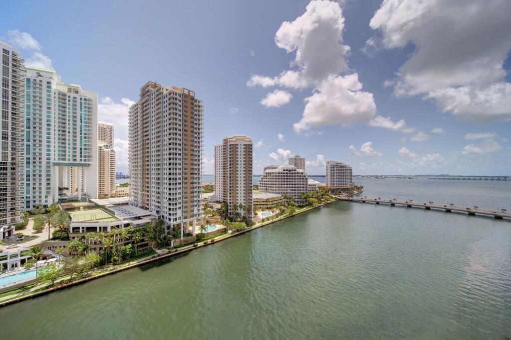 41st Floor Icon Brickell Corner 2 bed/2bath with Bay and CityView • 5 star SPA