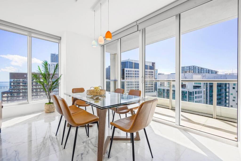 41st Floor Icon Brickell Corner 2 bed/2bath with Bay and CityView • 5 star SPA