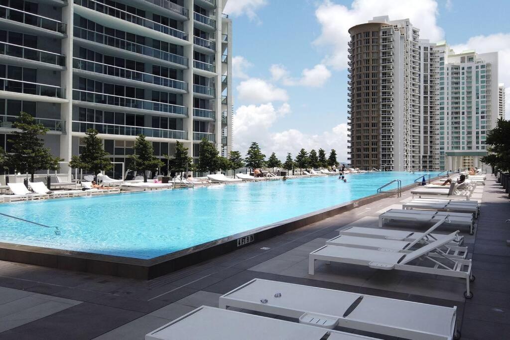 41st Floor Icon Brickell Corner 2 bed/2bath with Bay and CityView • 5 star SPA