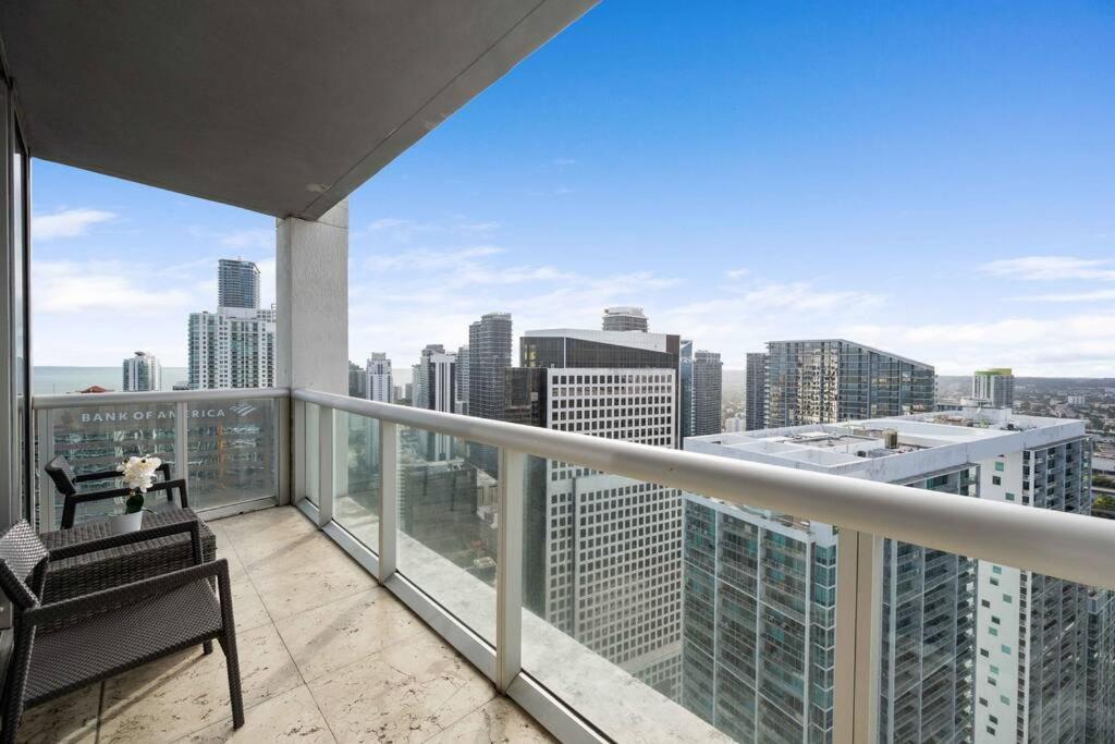 41st Floor Icon Brickell Corner 2 bed/2bath with Bay and CityView • 5 star SPA