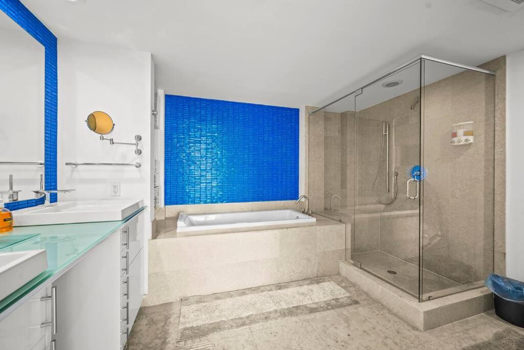 41st Floor Icon Brickell Corner 2 bed/2bath with Bay and CityView • 5 star SPA