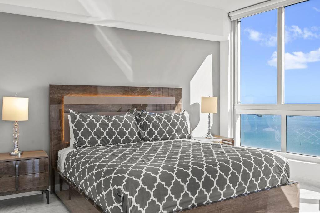 41st Floor Icon Brickell Corner 2 bed/2bath with Bay and CityView • 5 star SPA