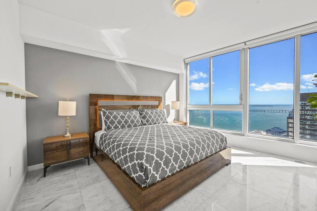 41st Floor Icon Brickell Corner 2 bed/2bath with Bay and CityView • 5 star SPA