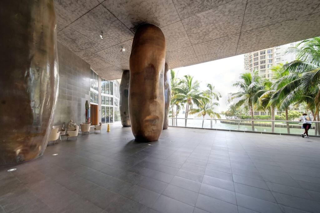 41st Floor Icon Brickell Corner 2 bed/2bath with Bay and CityView • 5 star SPA