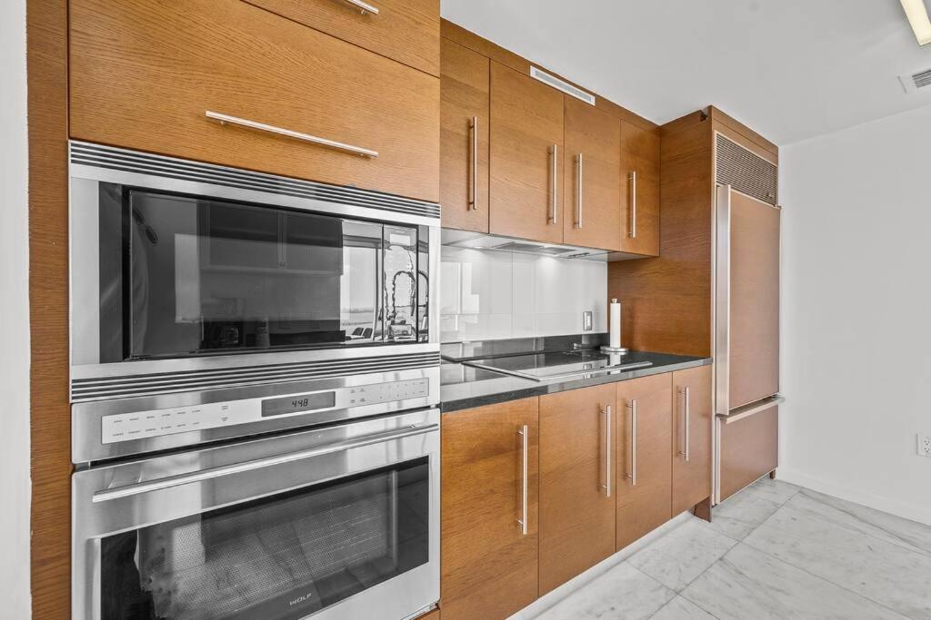 41st Floor Icon Brickell Corner 2 bed/2bath with Bay and CityView • 5 star SPA