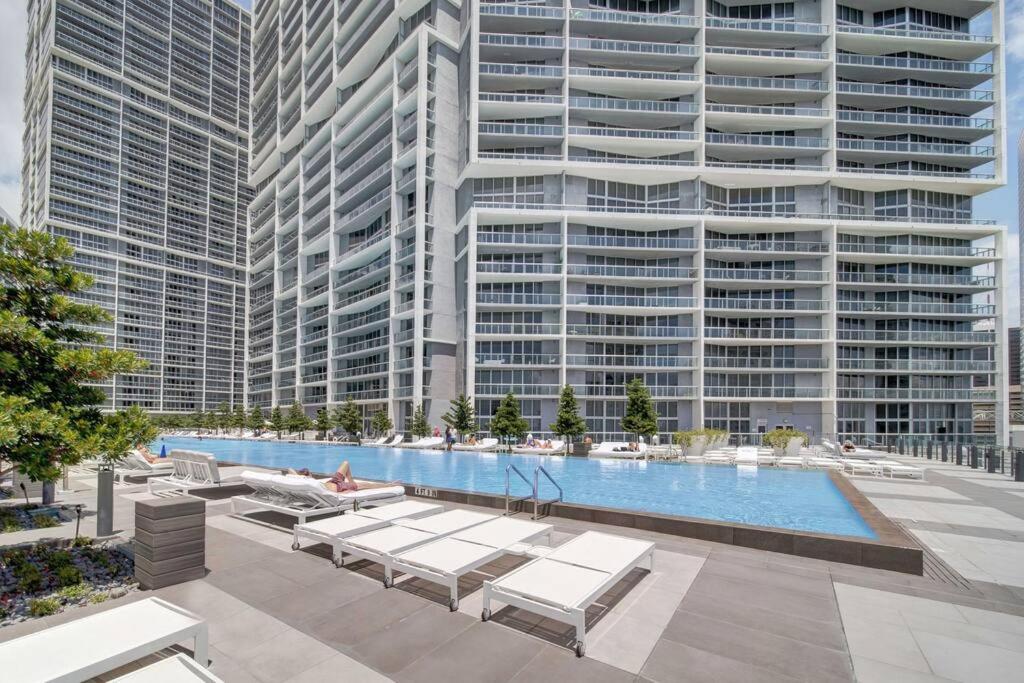 41st Floor Icon Brickell Corner 2 bed/2bath with Bay and CityView • 5 star SPA