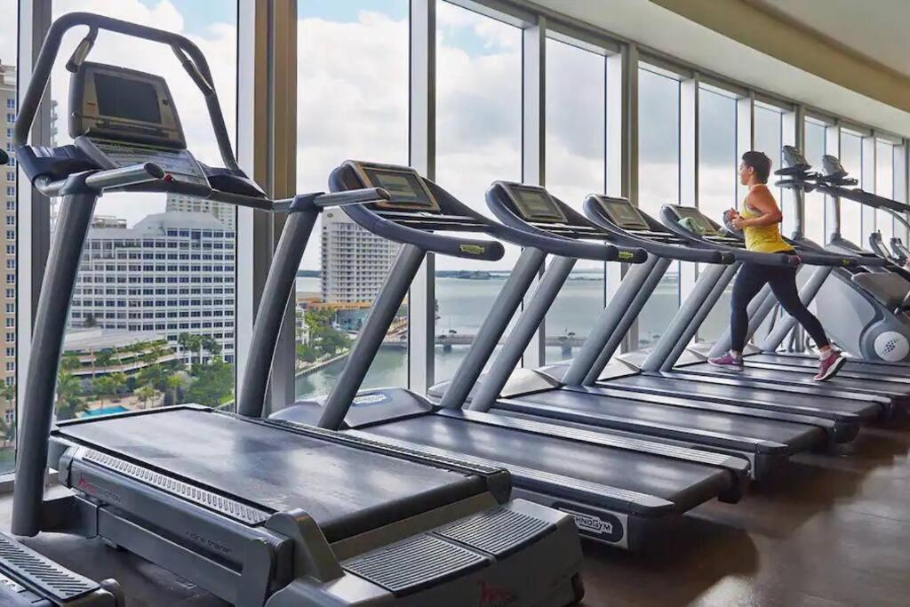 41st Floor Icon Brickell Corner 2 bed/2bath with Bay and CityView • 5 star SPA