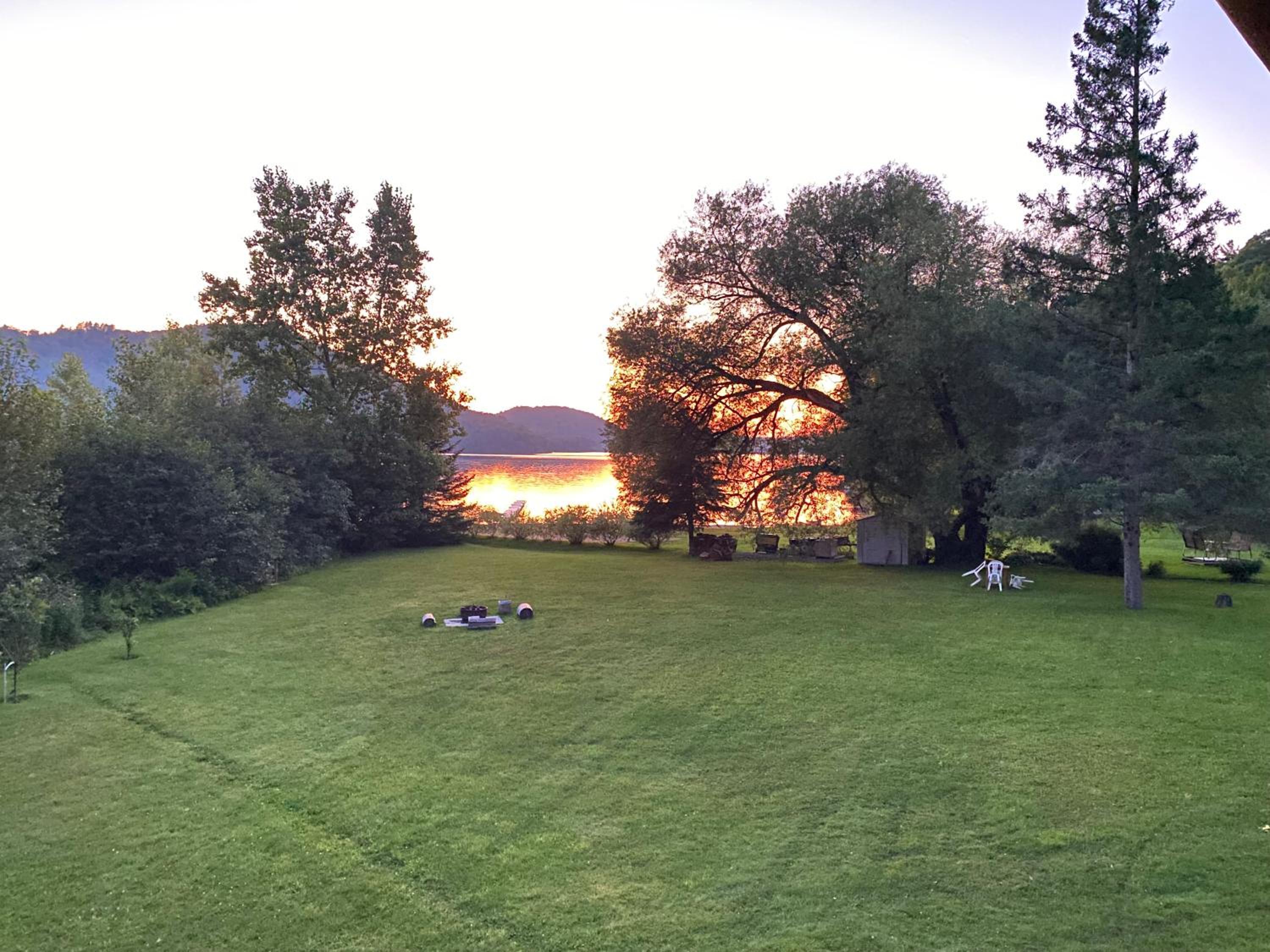 Lake side escape (log home)