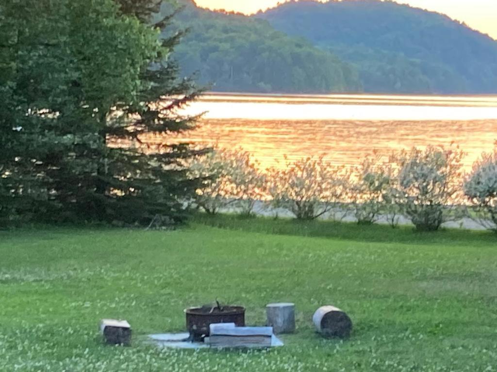 Lake side escape (log home)