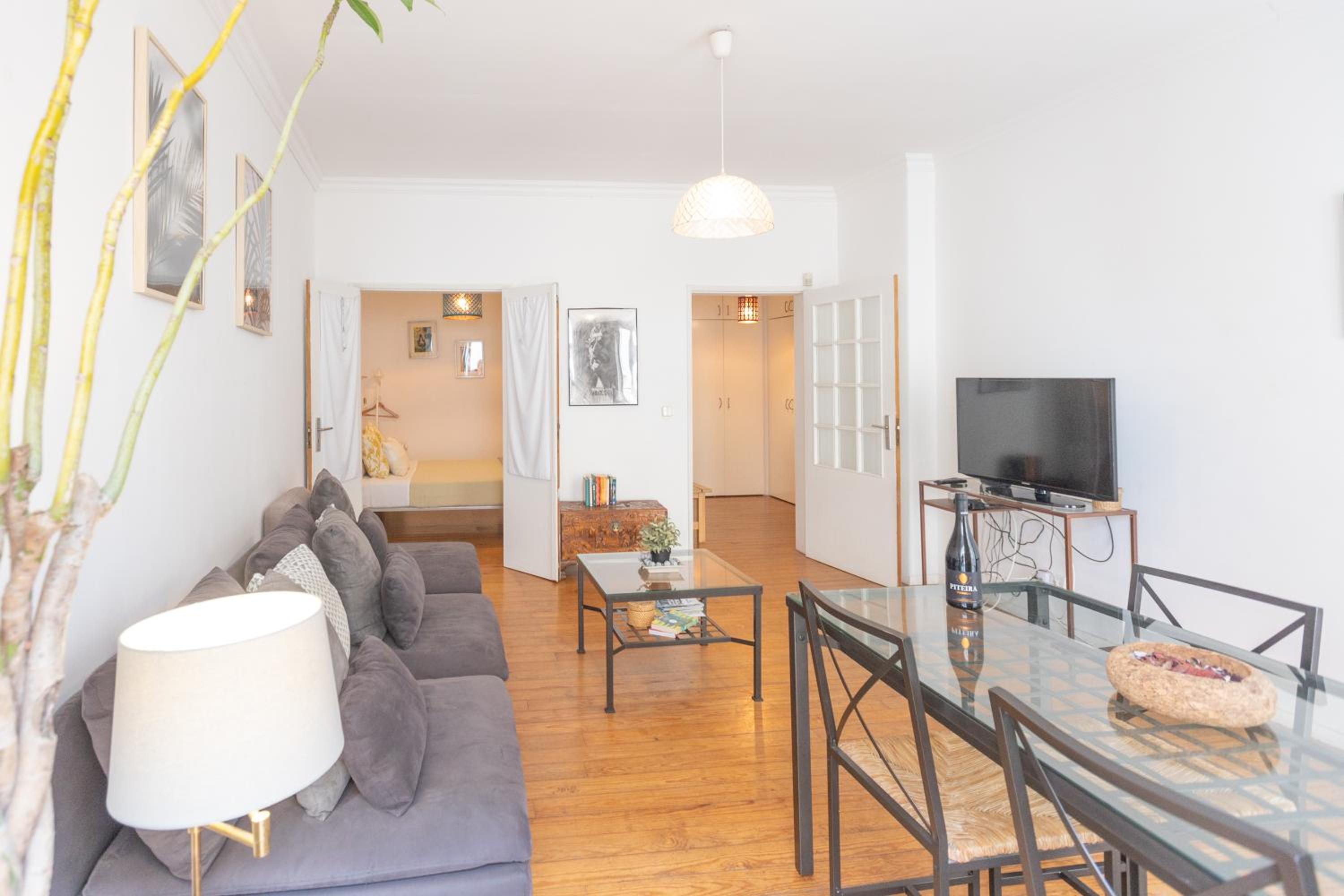 Spacious 2 bedroom Apt with large living room Lisbon view 4