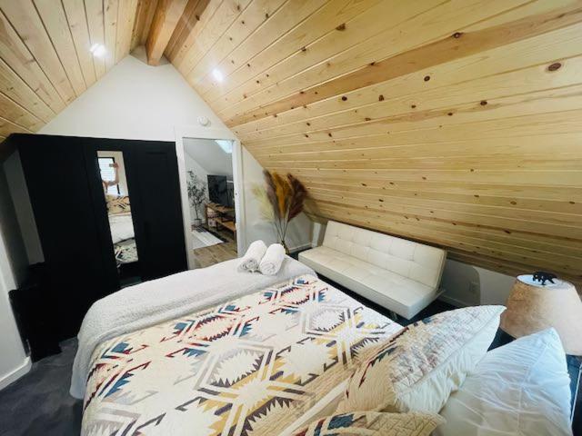 Sled-Ski Snow Summit Lakeside Village - Spa - BBQ - Firepit - Loft - Games view 4