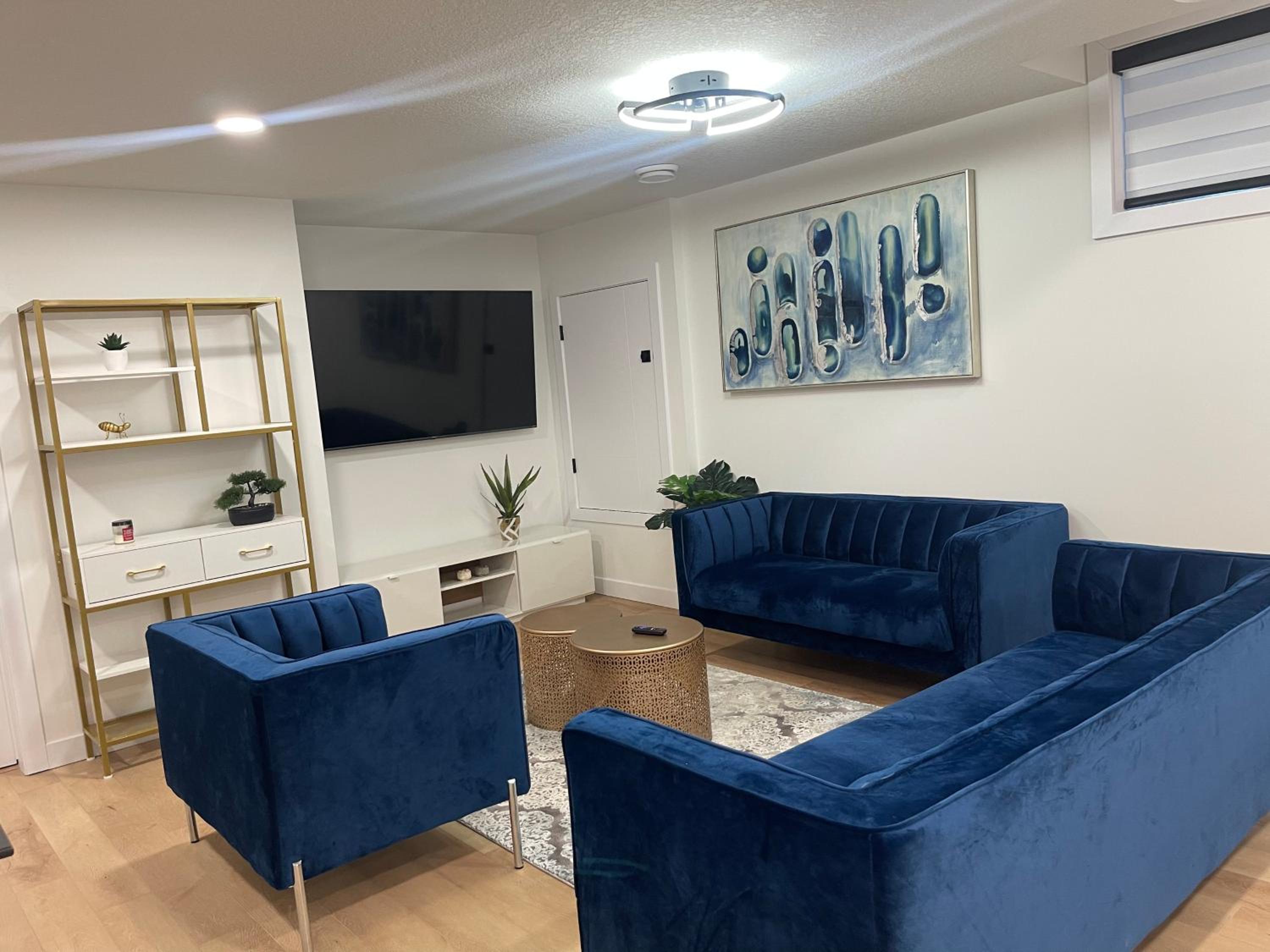Stylish 2 Bedroom suite in SW Edmonton close to Windermere and Edmonton International Airport