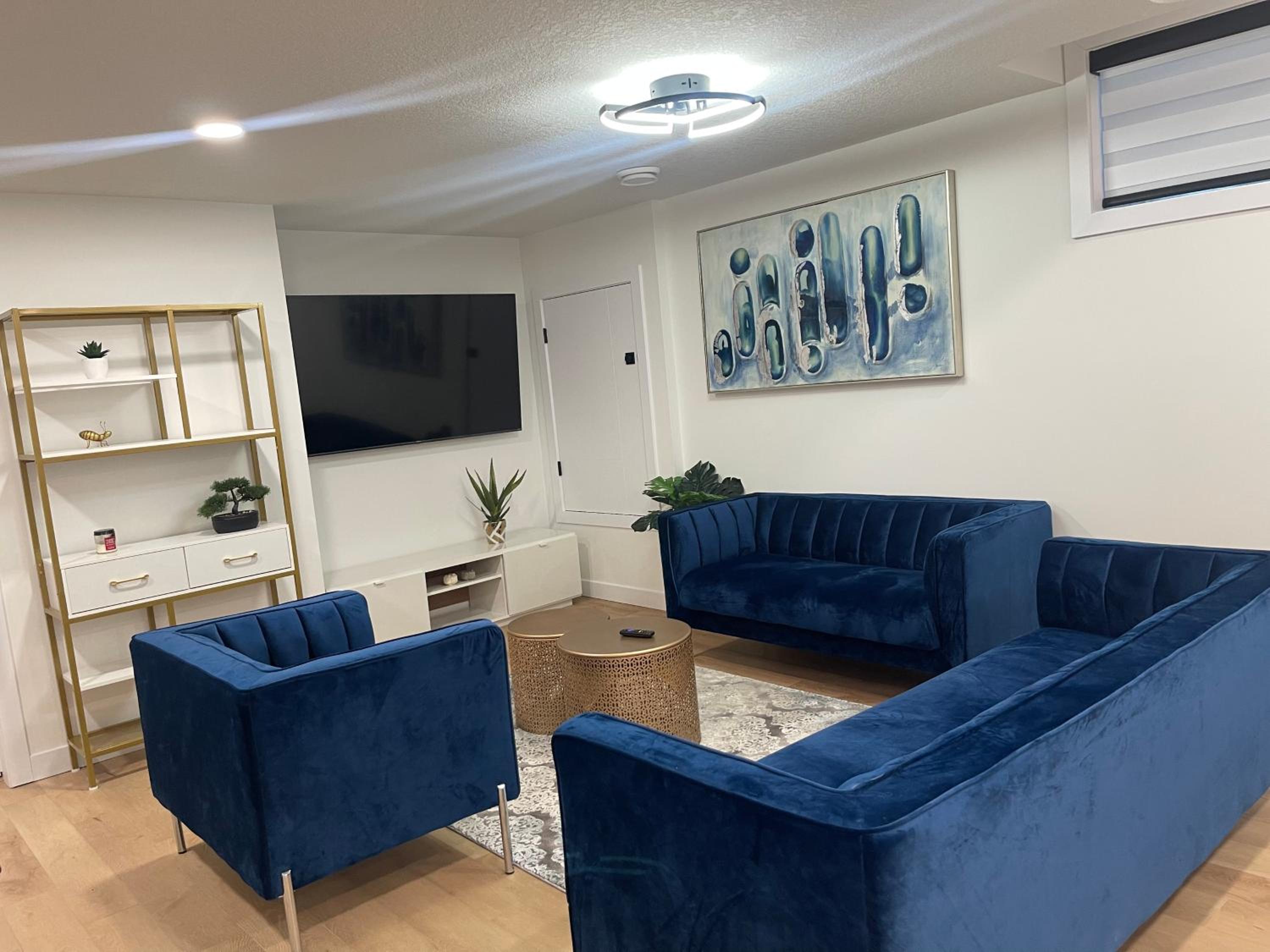 Stylish 2 Bedroom suite in SW Edmonton close to Windermere and Edmonton International Airport