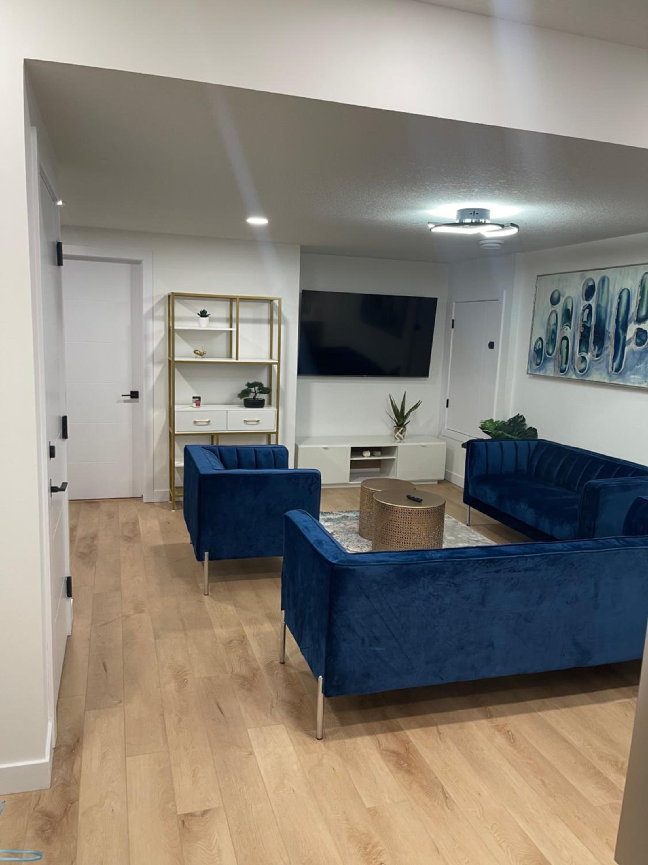 Stylish 2 Bedroom suite in SW Edmonton close to Windermere and Edmonton International Airport