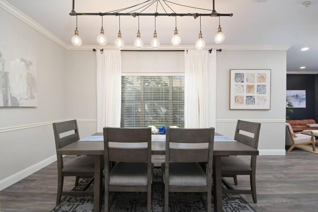 Spacious home 5min to Six Flags view 3