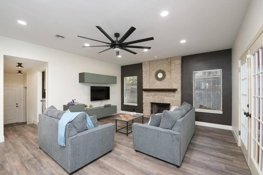 Spacious home 5min to Six Flags view 4