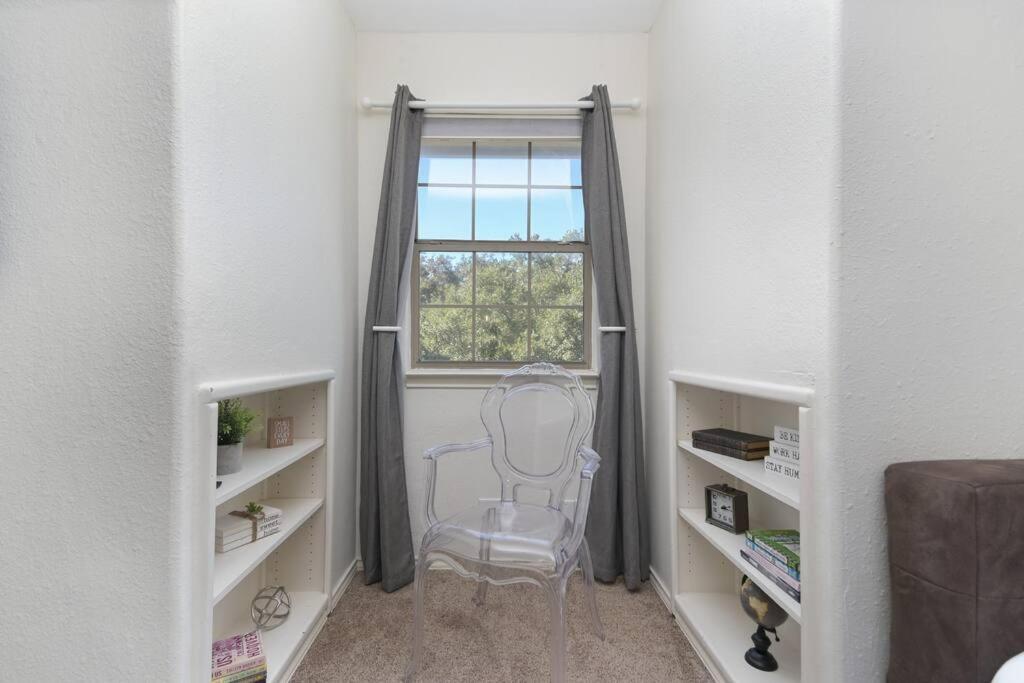 Spacious home 5min to Six Flags view 2