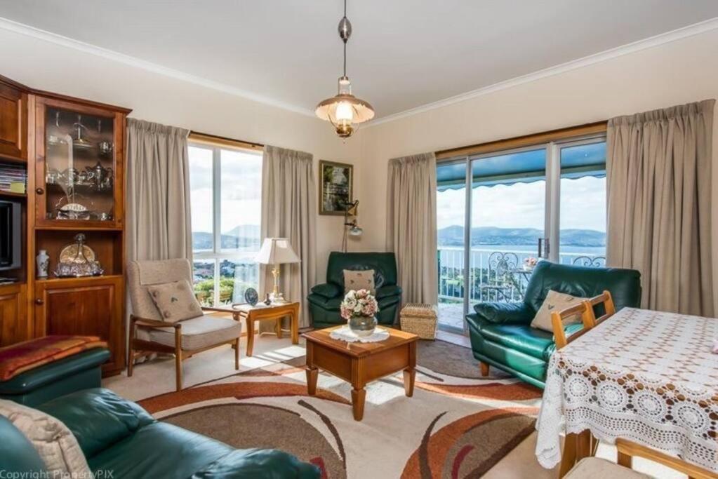 Stunning 180 degree River Derwent and Hobart View!