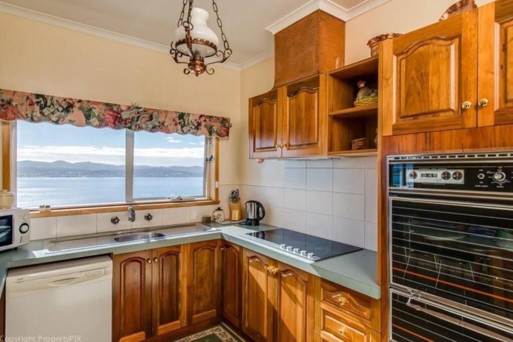 Stunning 180 degree River Derwent and Hobart View!
