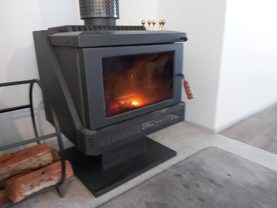 Cheerful 3 Bedroom House with cozy wood fire.