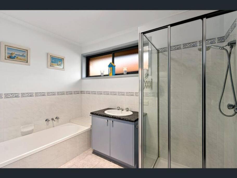 Cheerful 3 Bedroom House with cozy wood fire.