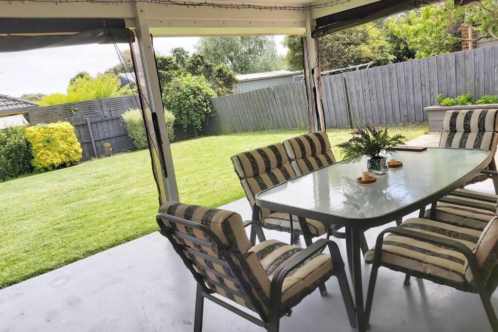 Cheerful 3 Bedroom House with cozy wood fire.