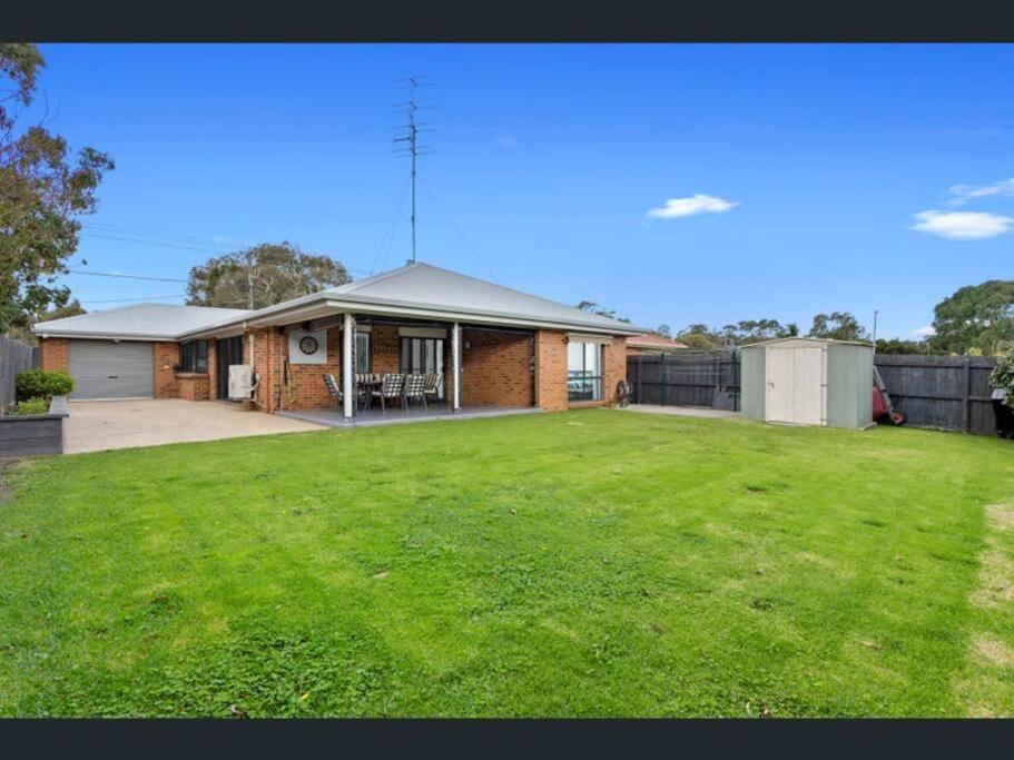 Cheerful 3 Bedroom House with cozy wood fire.