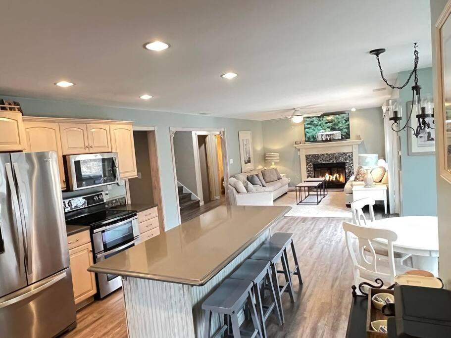 LakePath Beach House - XL hot tub, walk to beach view 4