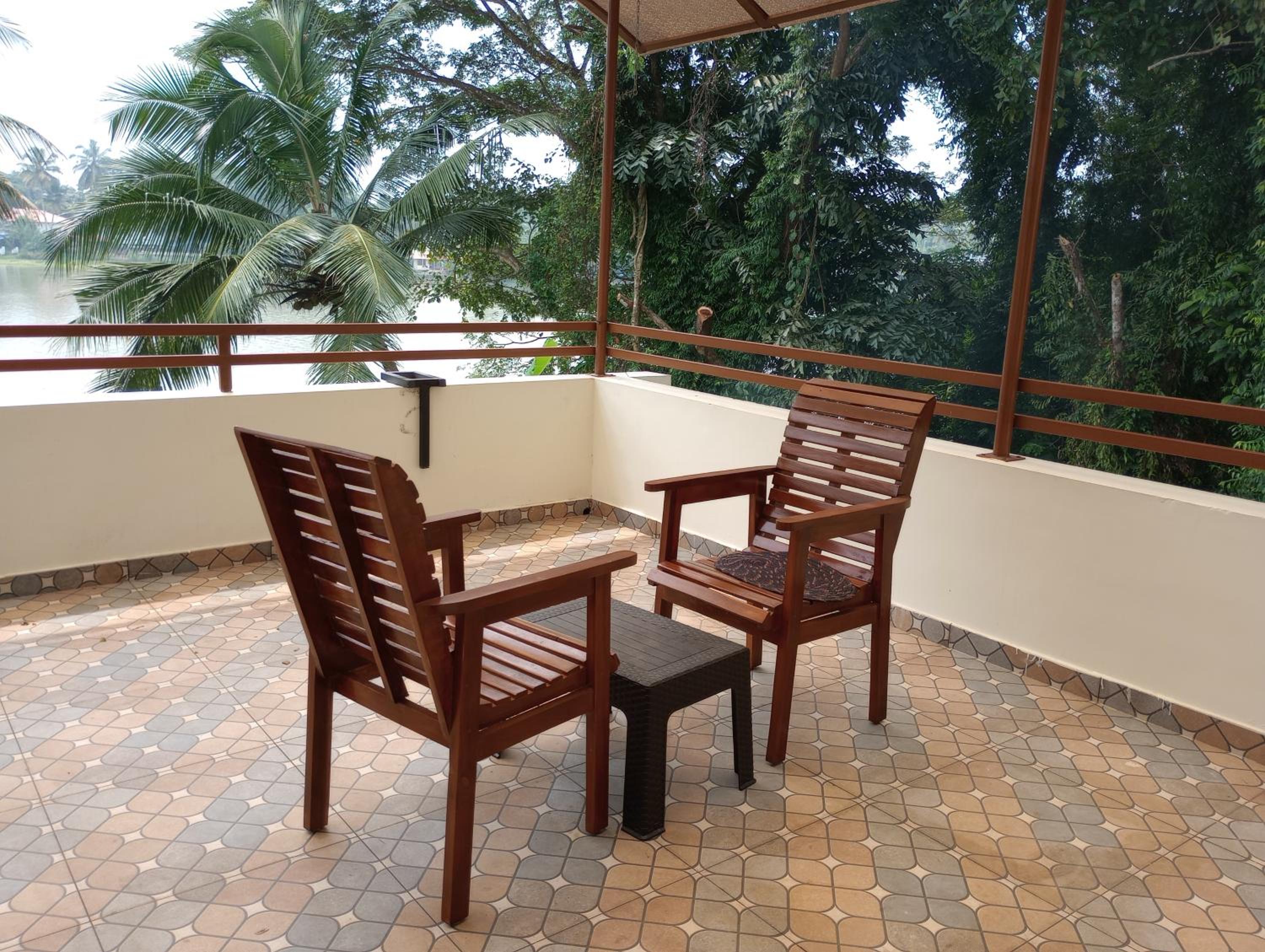Front Family Homestay ( Puthenpurakkal- Jameela Manzil). view 4