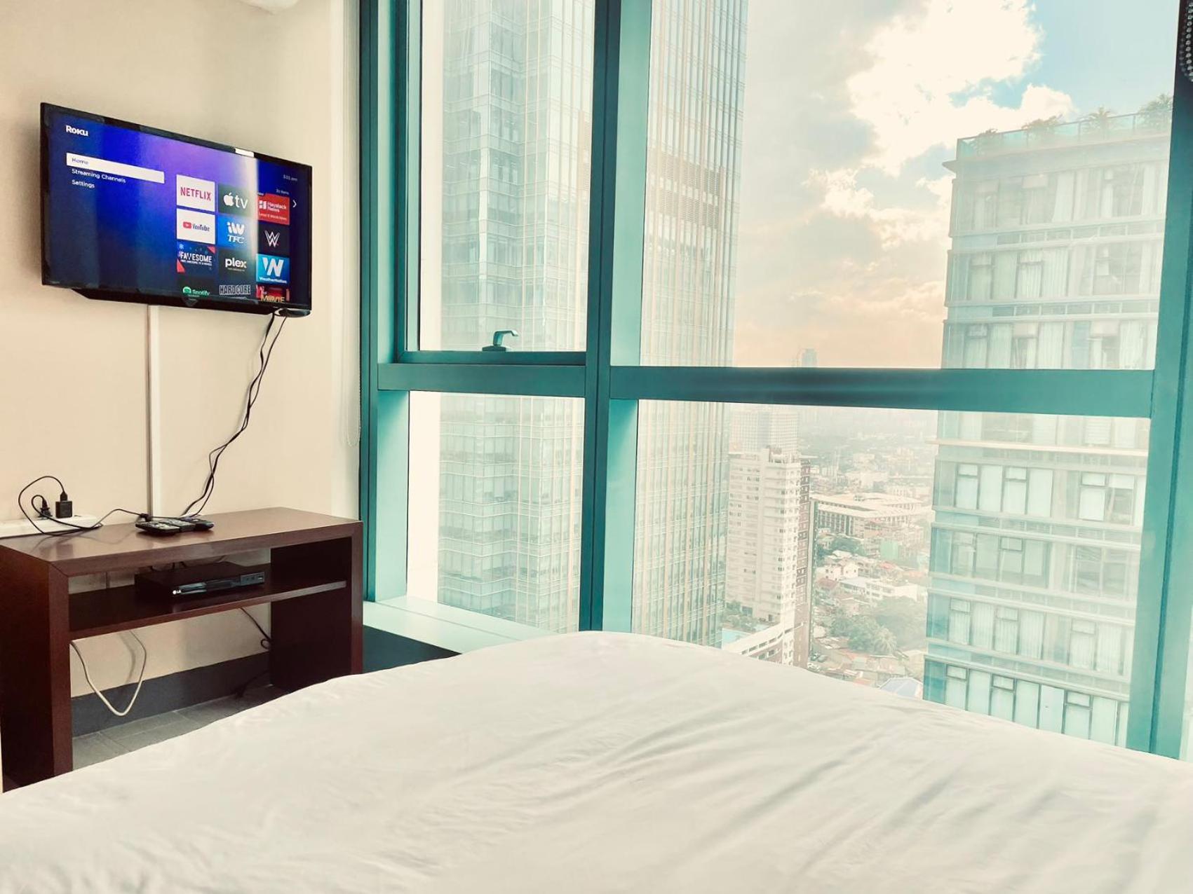 Thompson Suites - Elegant Queen Roo in, One Uptown Residences BGC