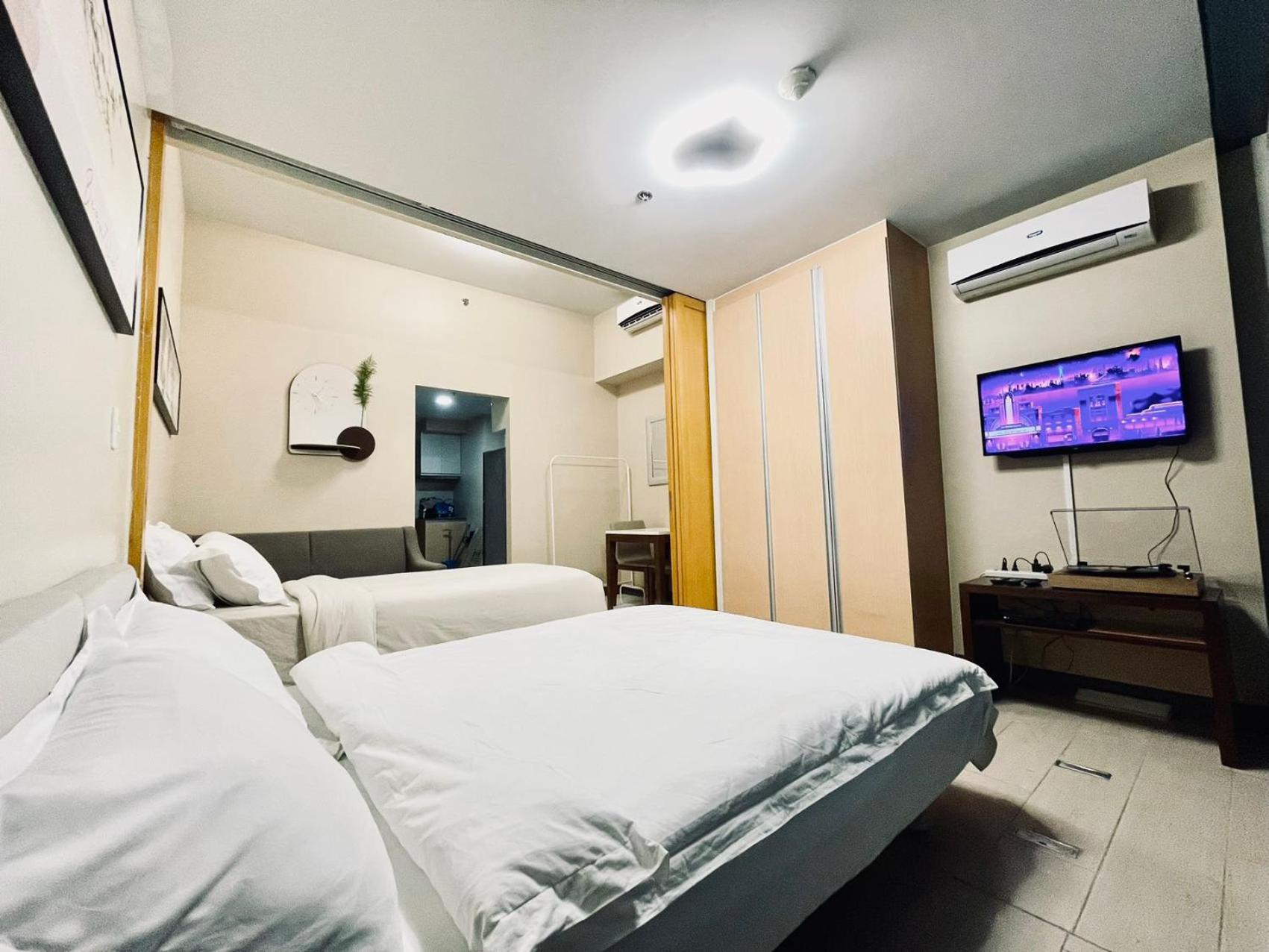 Thompson Suites Queen Room, One Uptown Residences, XBOX & Netflix