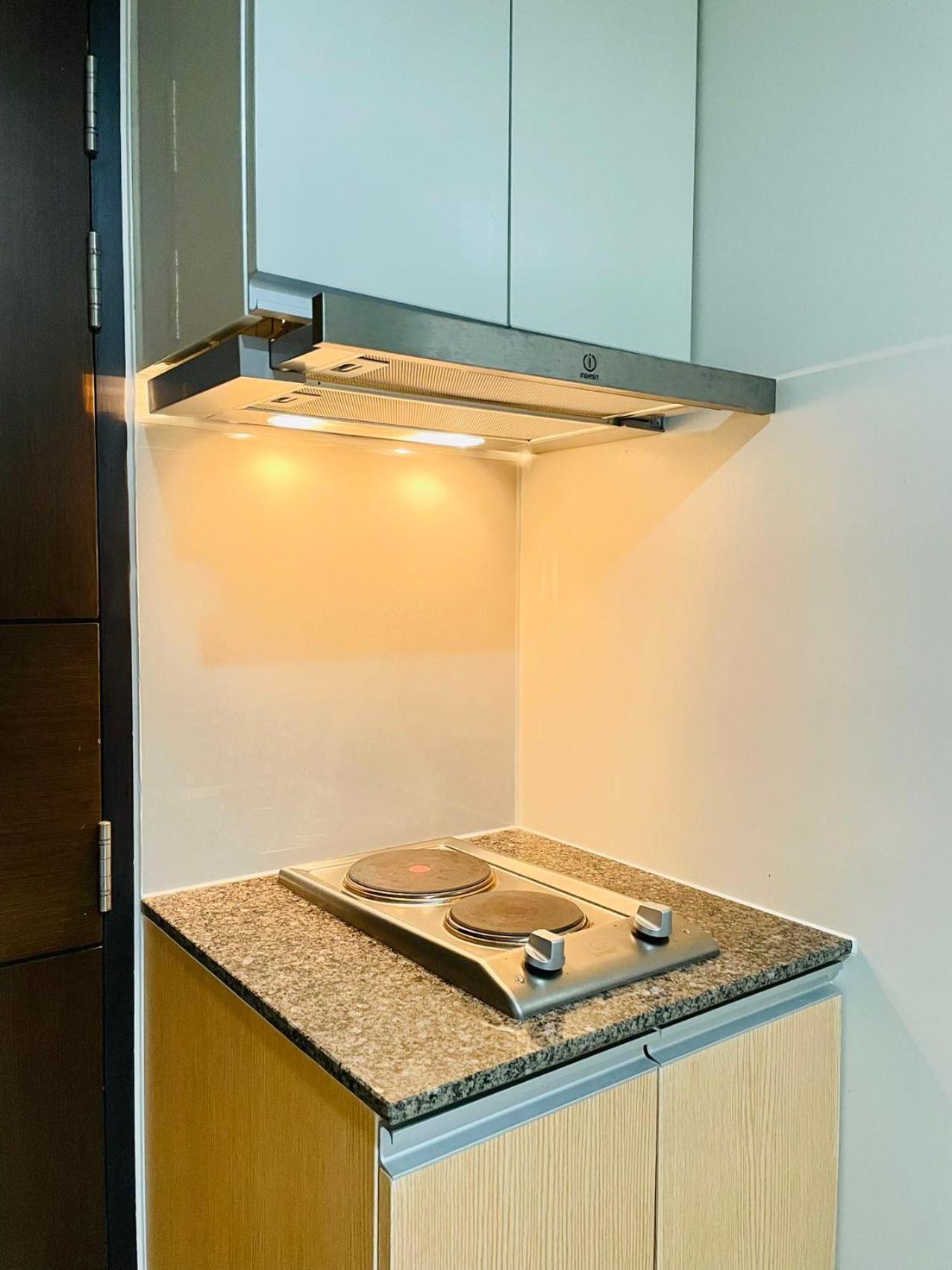 Thompson Suites - Elegant Queen Roo in, One Uptown Residences BGC photo 2