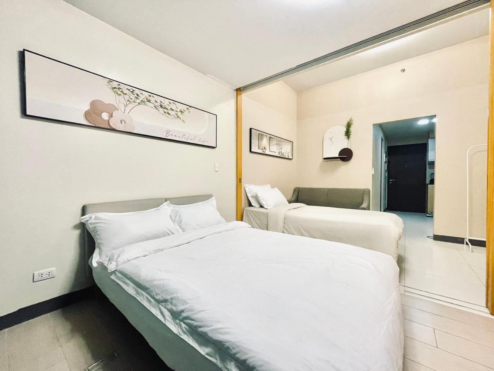 Thompson Suites Queen Room, One Uptown Residences, XBOX & Netflix