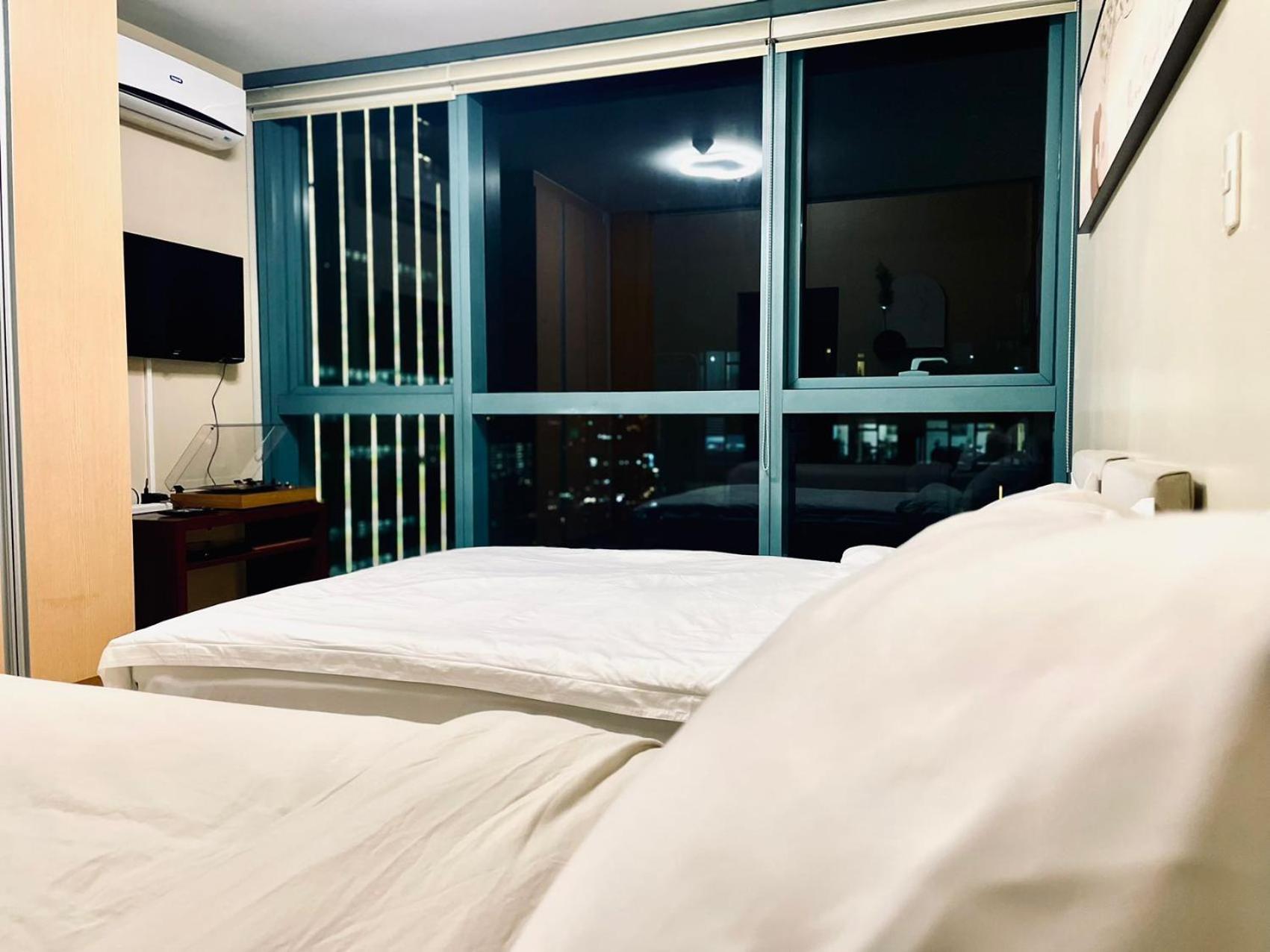 Thompson Suites - Elegant Queen Roo in, One Uptown Residences BGC photo 5