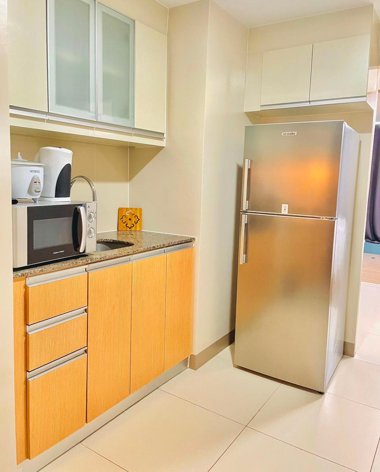 Thompson Suites - Elegant Queen Roo in, One Uptown Residences BGC