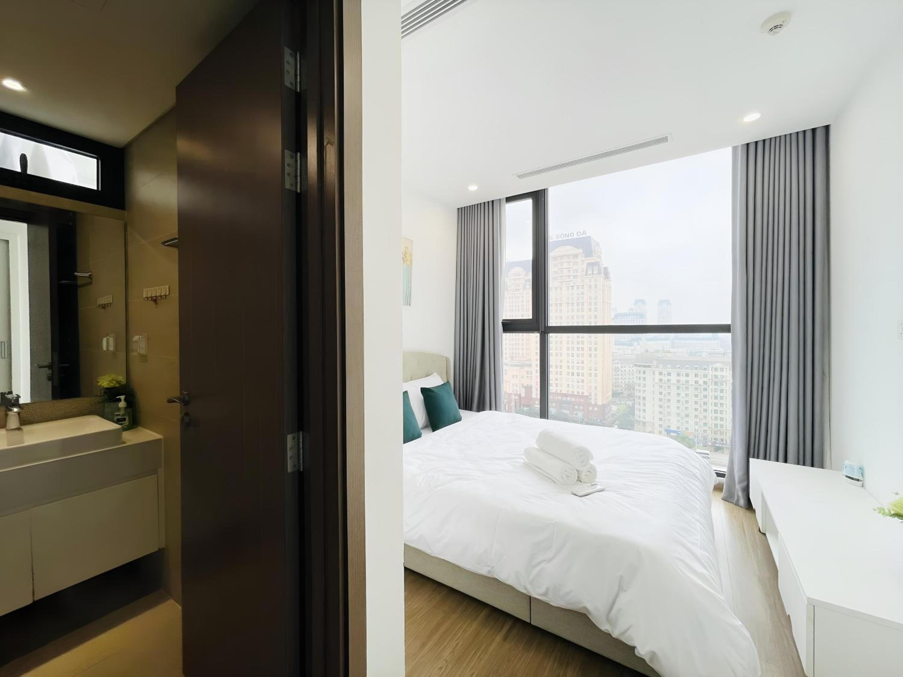 2BR Vinhomes Skylake Pham Hung Near Keangnam