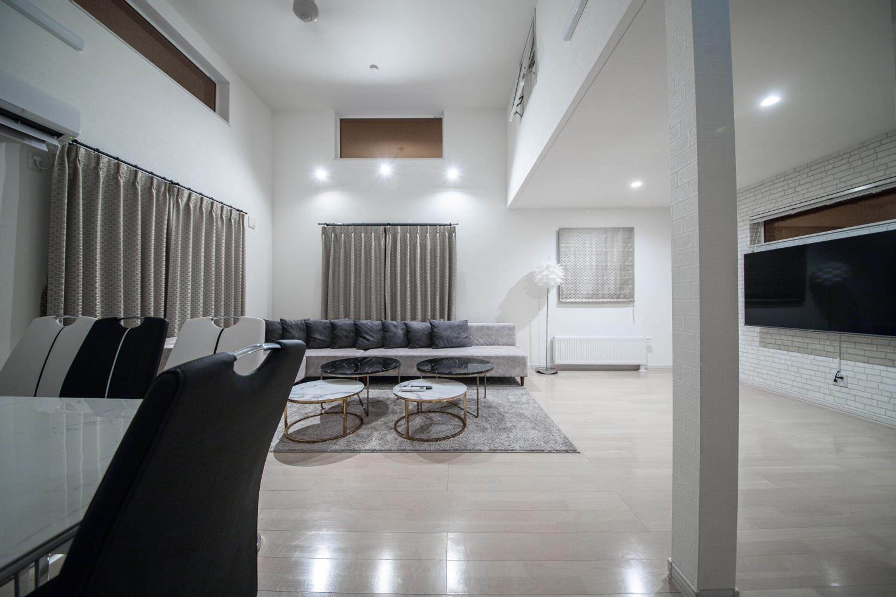 THE LUNA LOUNGE view 4
