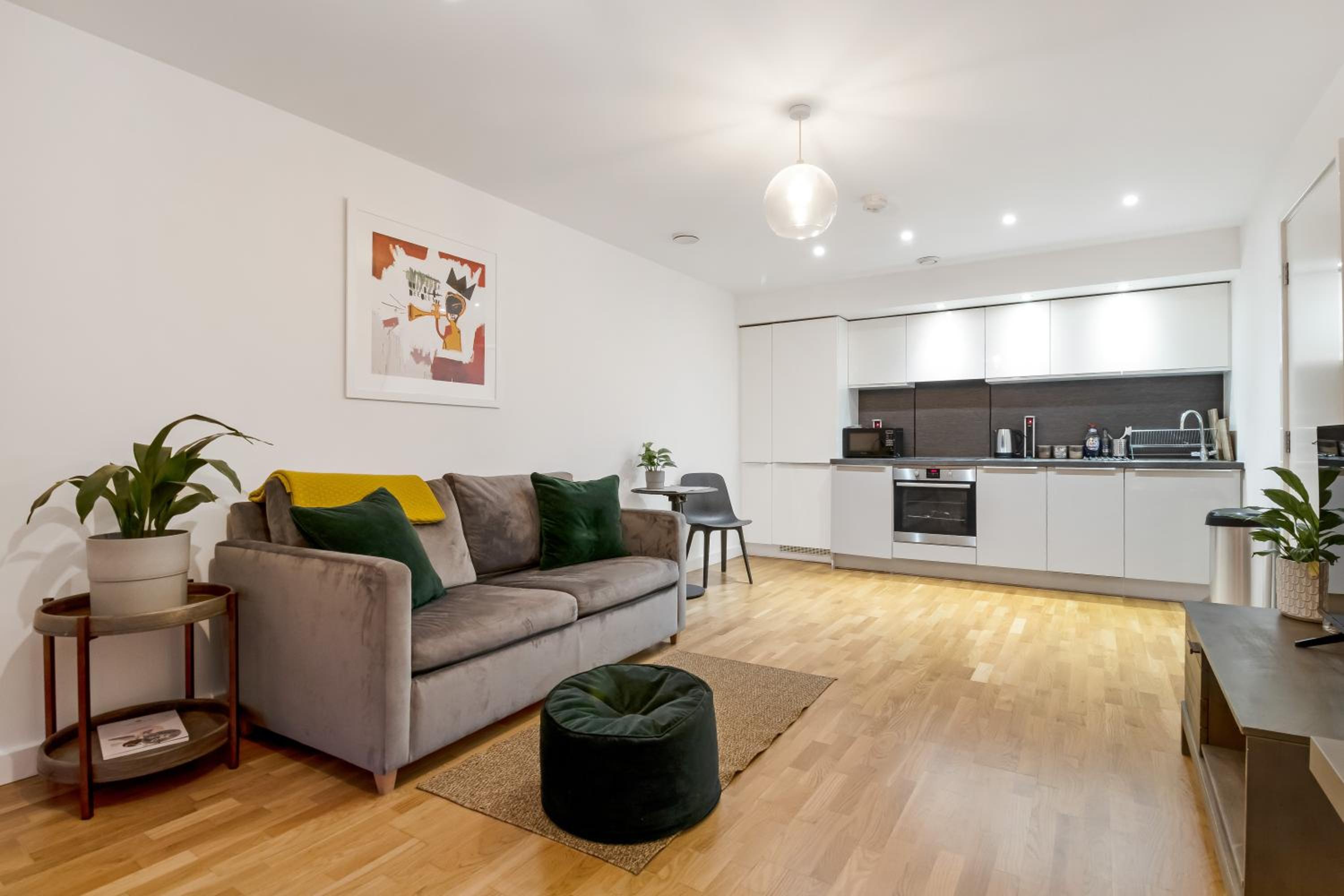 Modern apartment in West London view 4