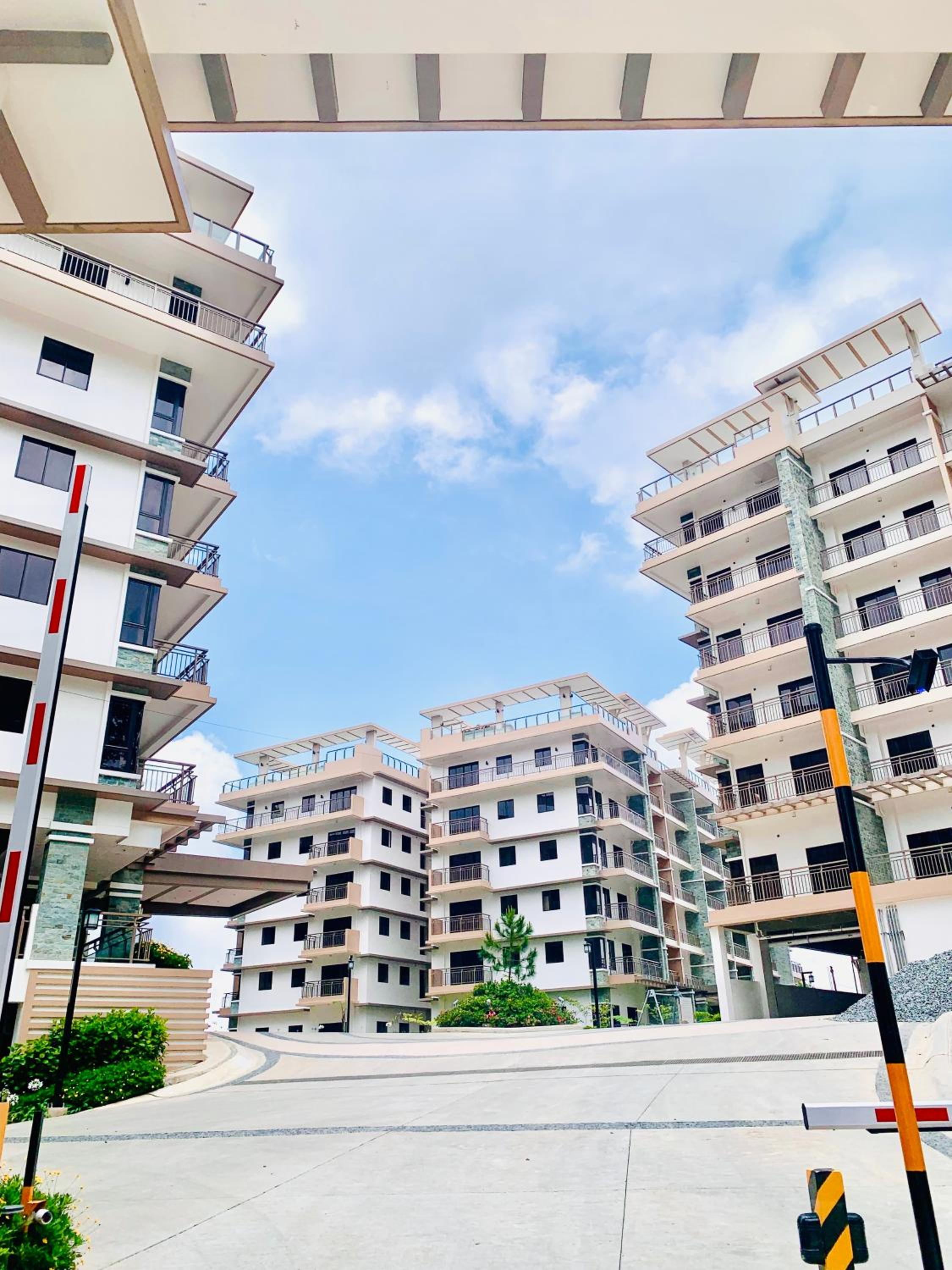 YourHomeAway,LuxFlat at BristleRidge Baguio