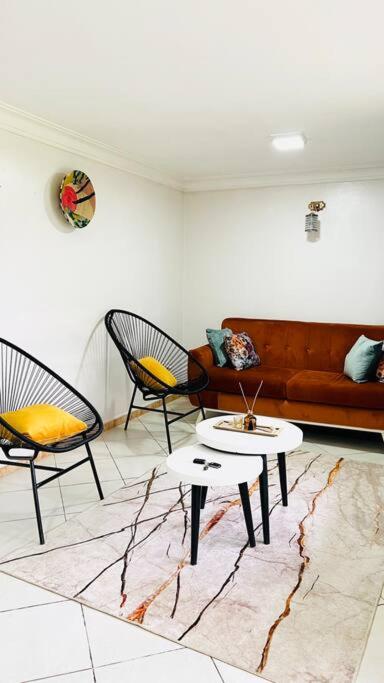 Cozy Living by Miranda, Acacia - 2 BDR, 4 beds, 3 Bthrms, Unlimited WIFI, Free Parking, Netflix view 2
