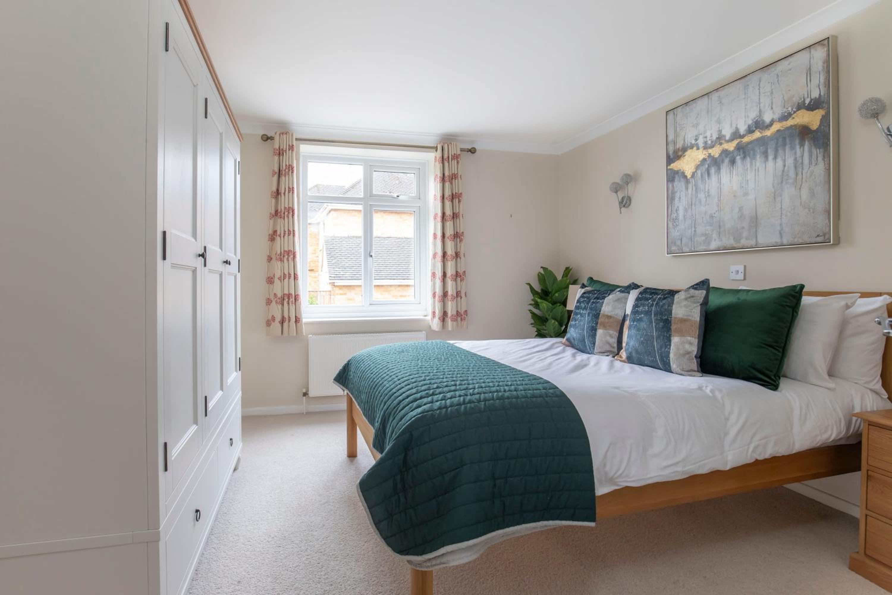 Central 1 Bedroom Apartment with Parking view 2