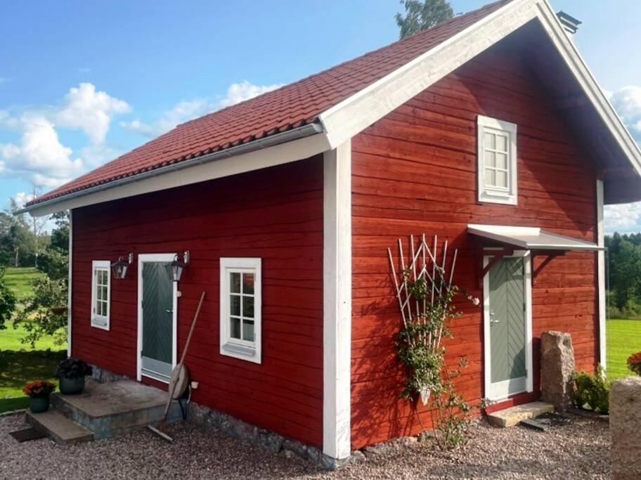 Nyrenoverad stuga nära naturen