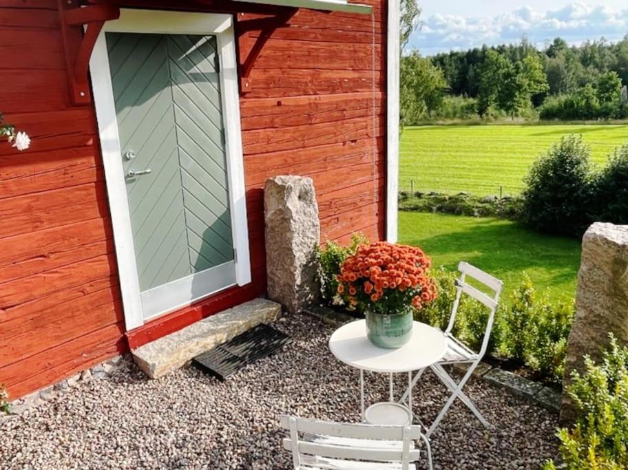 Nyrenoverad stuga nära naturen