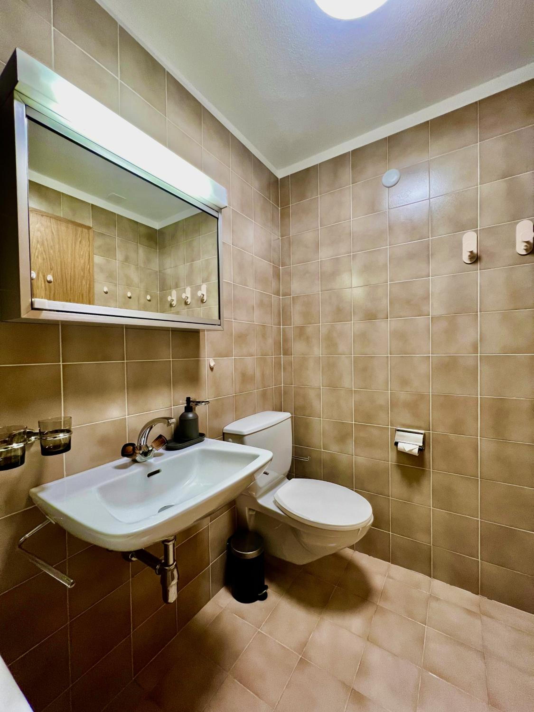 Pool and Sauna!San Bernardino Studio Apartment with free parking!