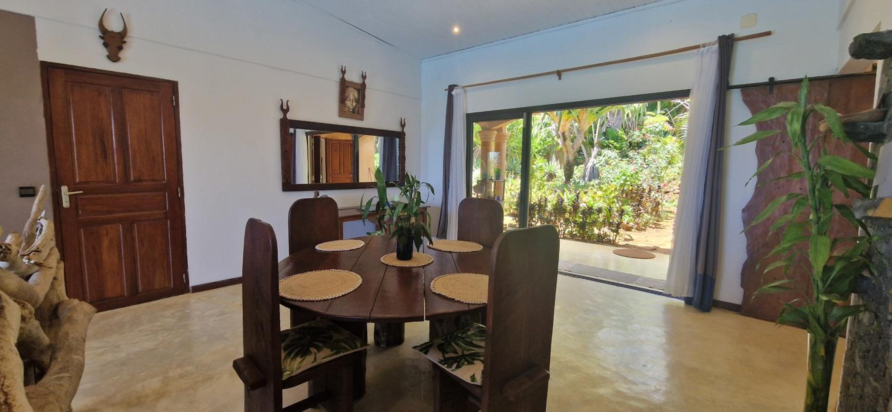 La VILLA ANKARENA Dans un domaine forestier tropical, PROPRIÉTÉ ENTIÈRE avec PISCINE PRIVEE, Wifi, TV Plage à 5 minutes à pieds view 2