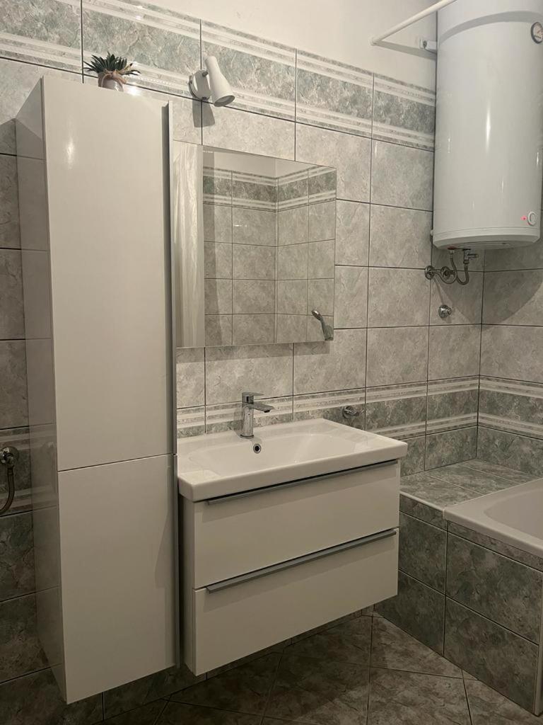 Holiday house Dolka en Postira — bathroom