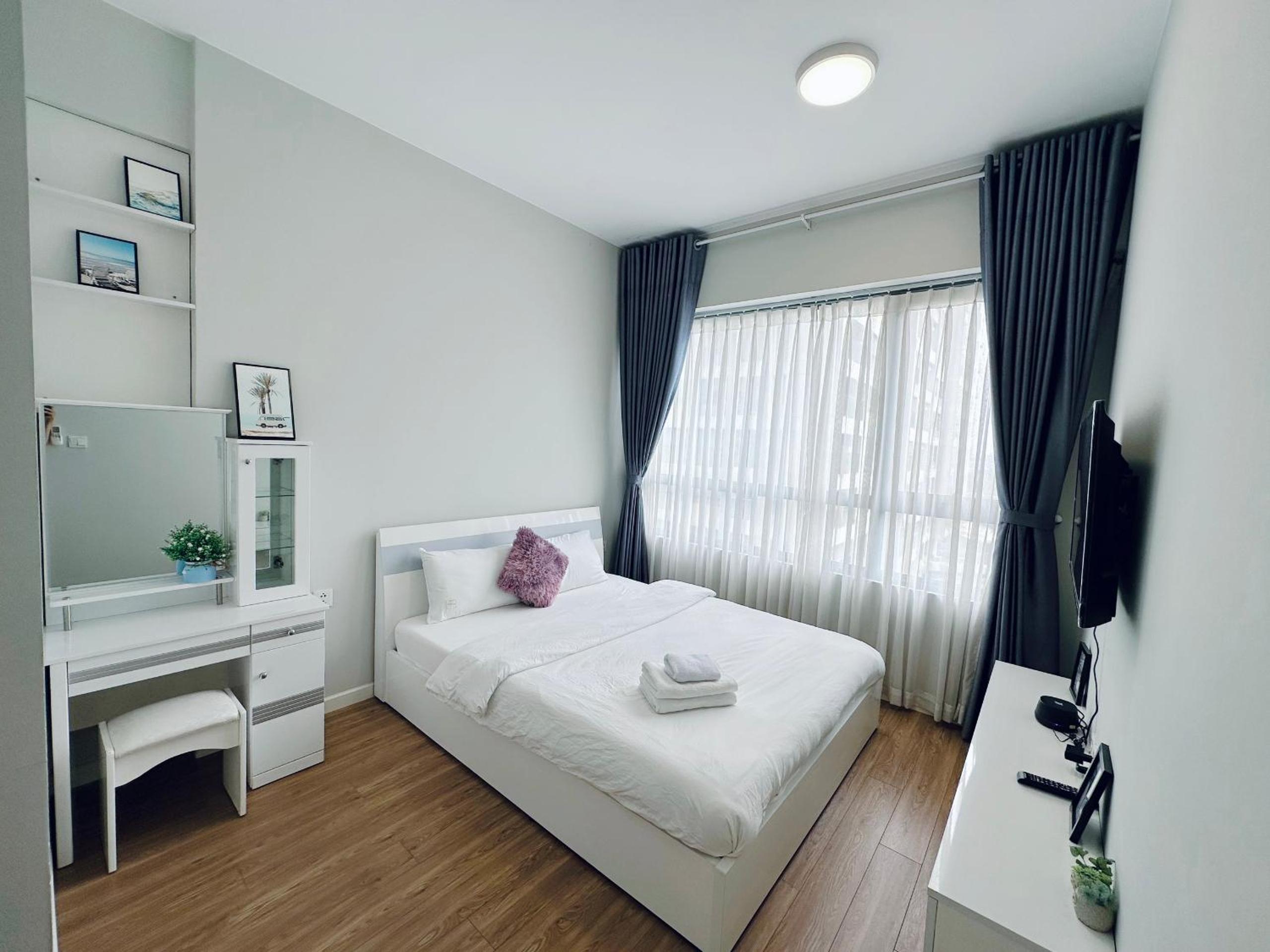 SHomes Homestay - Luxury apartment at Masteri An Phu free Gym Pool