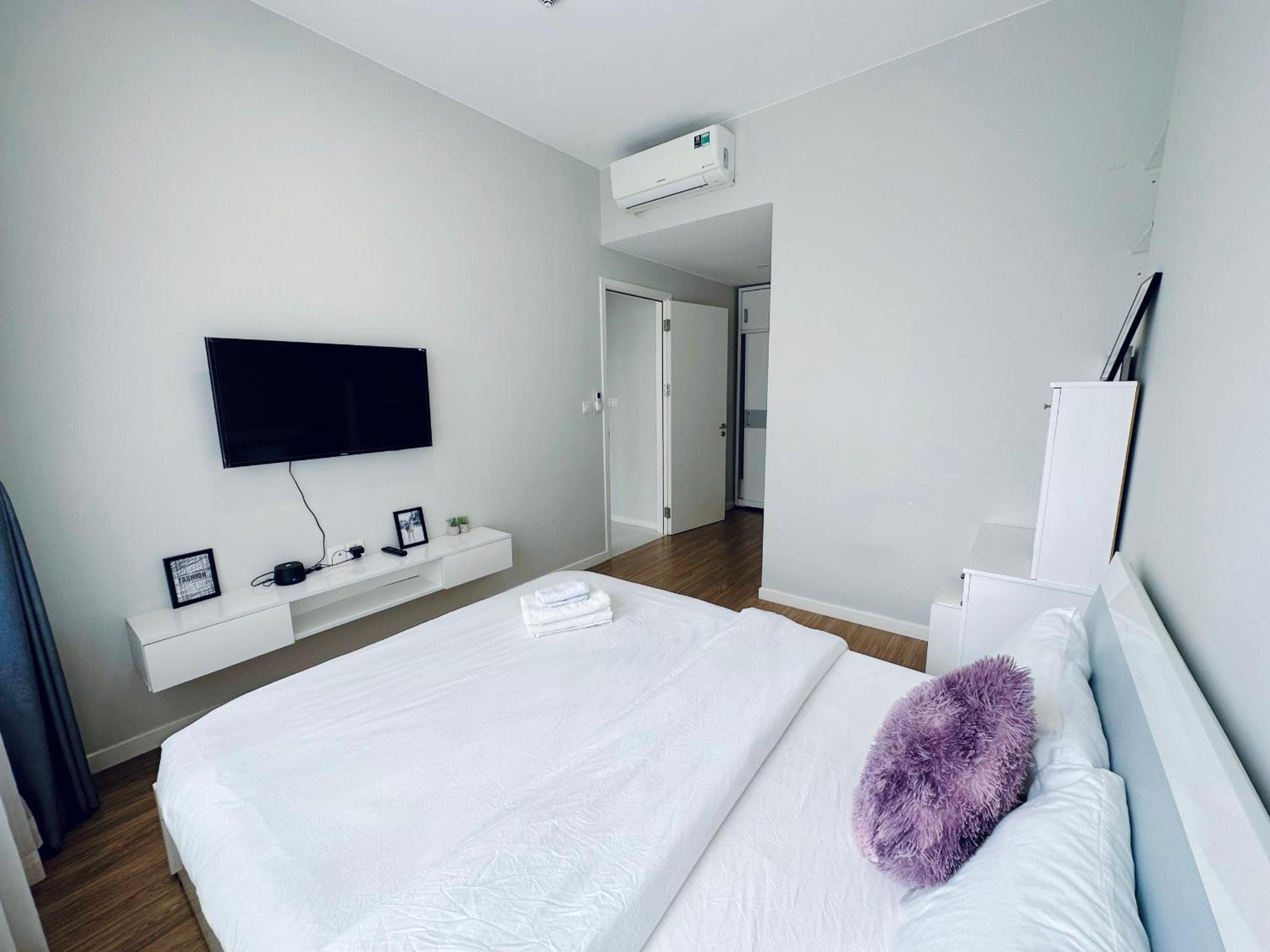 SHomes Homestay - Luxury apartment at Masteri An Phu free Gym Pool